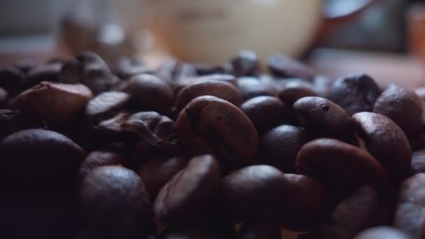 Kavrulmuş Kahve Çekirdekleri Beyaz Tabağa Düşüyor Yakın Görüş — Stok video