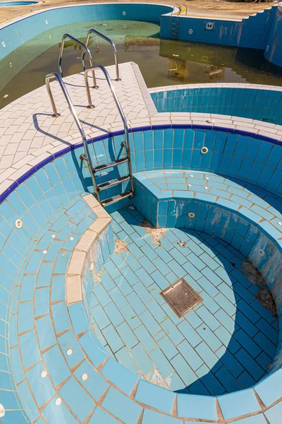 Vertikální Záběr Opuštěného Místa Bazénem — Stock fotografie
