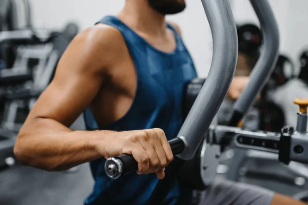 Primer Plano Hombre Atlético Haciendo Ejercicio Gimnasio —  Fotos de Stock