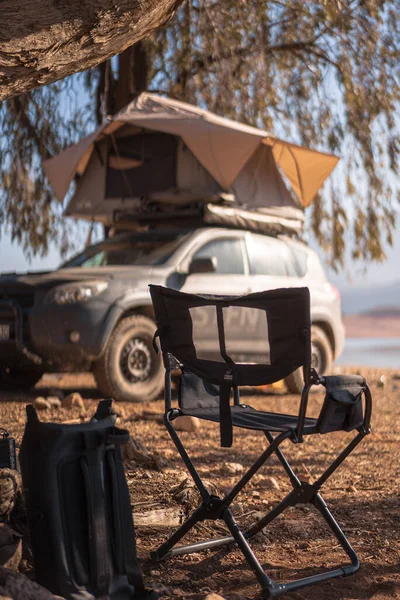 Una Vista Una Sedia Pieghevole Camper Suv Con Tenda Sul — Foto Stock