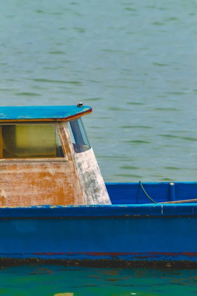 Una Vista Cerca Del Viejo Barco Oxidado Con Pintura Azul —  Fotos de Stock