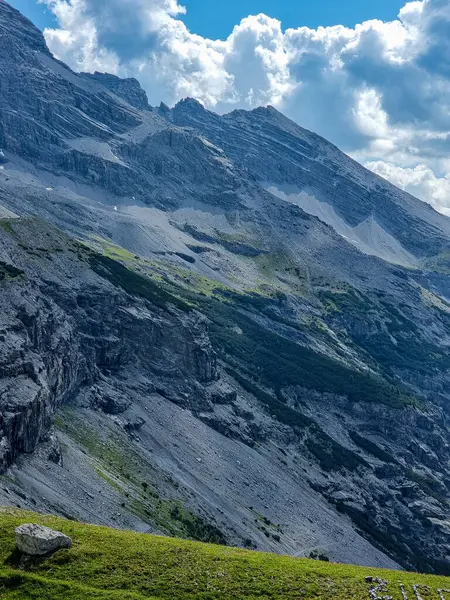 Die Berge Unter Blauem Himmel Der Nähe Der Grünen Felder — Stockfoto