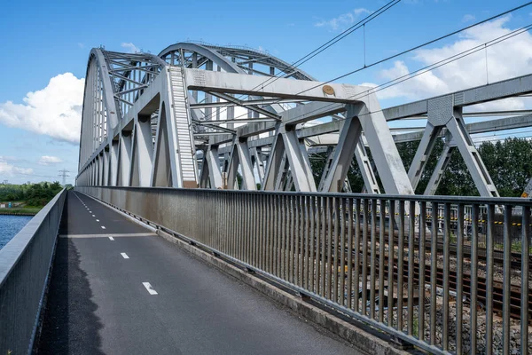 Nahaufnahme Der Stahlkonstruktion Einer Eisenbahnbrücke Mit Stahlträgern Und Säulen Und — Stockfoto