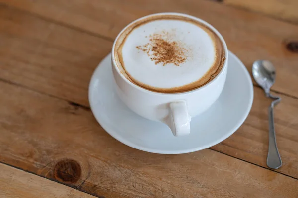 Sebuah Gambar Closeup Dari Cangkir Cappuccino Atas Meja Kayu — Stok Foto