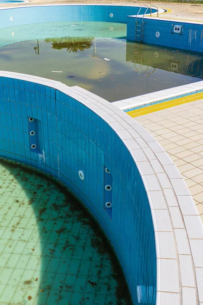 Primer Plano Lugar Abandonado Piscina Aire Libre Con Agua Sucia —  Fotos de Stock