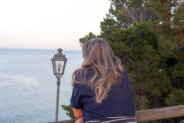 Een Close Van Een Vrouw Leunend Een Houten Barrière Uitkijkend — Stockfoto