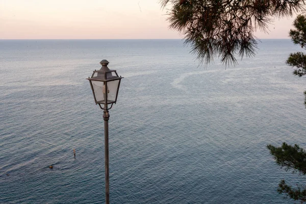 意大利马什诺马纳市日落时分 亚得里亚海岸边的路灯和树木 — 图库照片