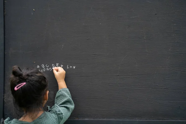 Une Vue Arrière Une Jolie Petite Fille Thaïlandaise Écrivant Alphabet — Photo