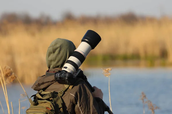 Fotógrafo Vida Selvagem Junto Lago Preparando Para Tirar Fotos — Fotografia de Stock