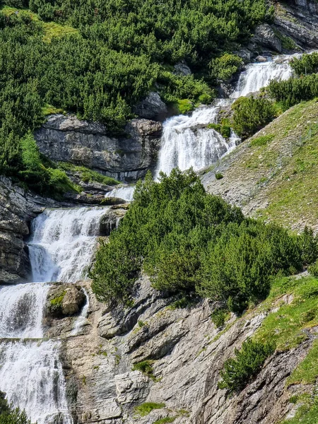 Vízesés Jön Sziklás Hegyekből Fákkal — Stock Fotó