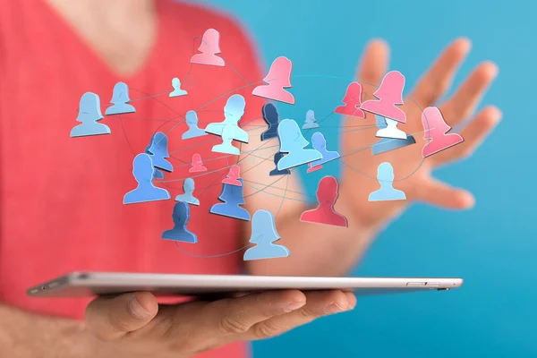 Tablet Üzerinde Yüzen Insan Sembollerine Yakın Çekim Sosyal Ağda Video — Stok fotoğraf