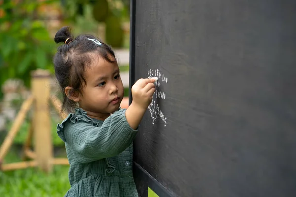 Маленька Тайська Дівчинка Пише Алфавіт Дошці — стокове фото