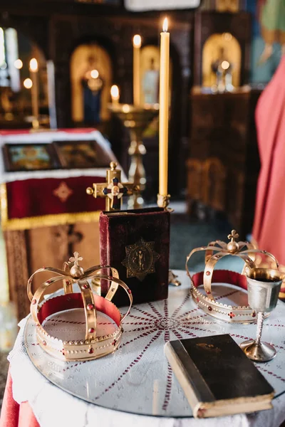 Les Couronnes Mariage Traditionnelles Sur Table Église — Photo