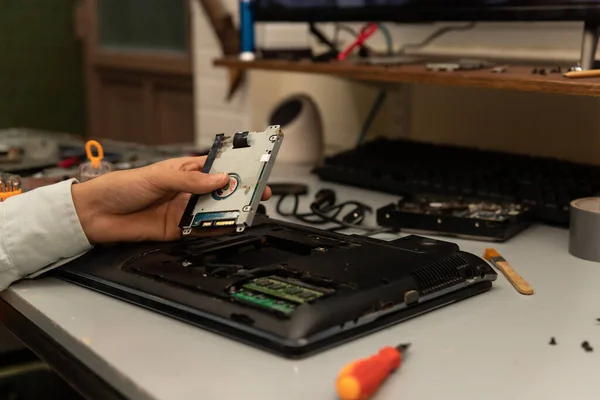 Técnico Reparação Computadores Reparando Laptop — Fotografia de Stock