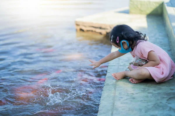 Ein Kleines Thailändisches Mädchen Sitzt Der Nähe Eines Teichs Trägt — Stockfoto