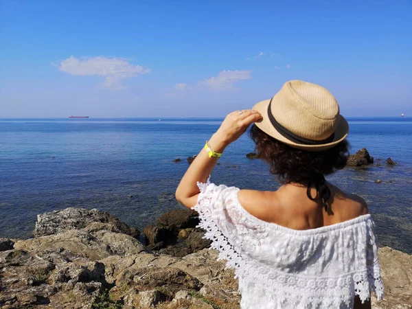 Uma Mulher Admirando Paisagem Marinha Mascagni Terrace Livorno Itália — Fotografia de Stock