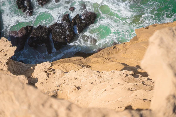 Високий Кут Над Водою Камінням Скелі Біля Атлантичного Узбережжя Марокко — стокове фото