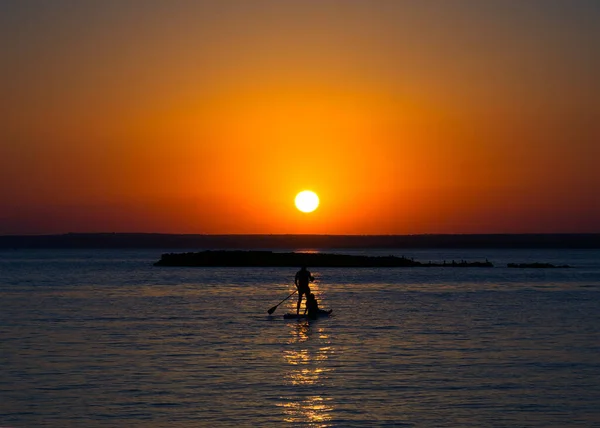 Una Silhouette Uomo Che Remava Sull Acqua Durante Bellissimo Tramonto — Foto Stock