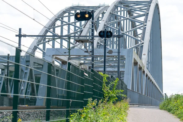 Κοντινό Πλάνο Της Χαλύβδινης Δομής Σιδηροδρομικής Γέφυρας Χαλύβδινες Δοκούς Και — Φωτογραφία Αρχείου