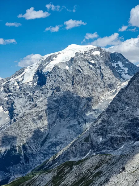 Montanhas Rochosas Cinzentas Com Pouca Neve Sobre Eles — Fotografia de Stock