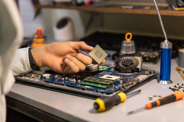 Técnico Reparación Computadoras Reparando Una Computadora Portátil —  Fotos de Stock