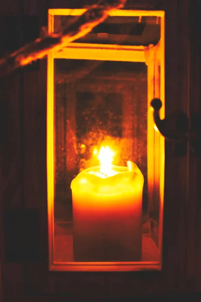 在玻璃和羊毛盒里的一根垂直的点燃的蜡烛 — 图库照片