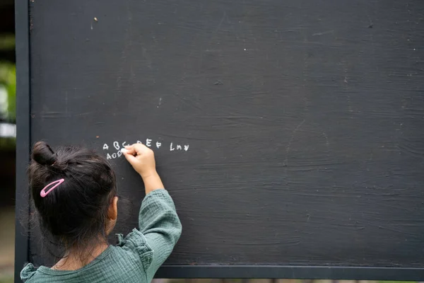 Вид Сзади Милую Маленькую Тайскую Девочку Пишущую Алфавит Доске — стоковое фото