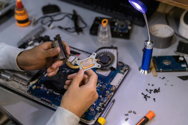 Técnico Reparação Computadores Reparando Laptop — Fotografia de Stock