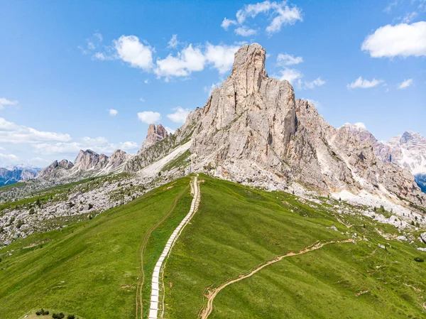 Die Berge Unter Blauem Himmel Der Nähe Der Grünen Felder — Stockfoto