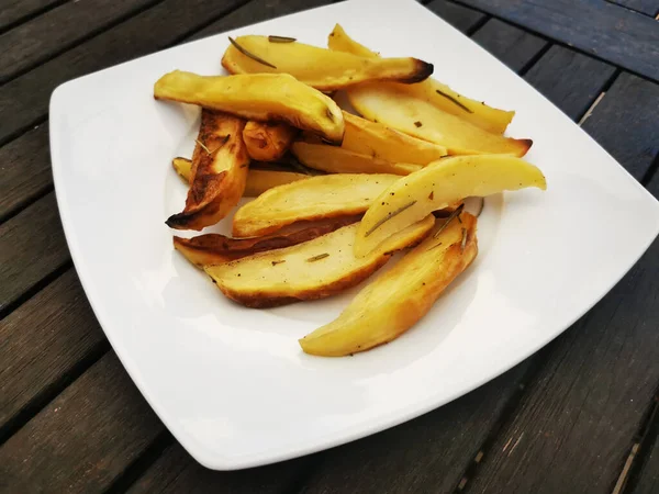 Ein Teller Mit Frischen Rustikalen Kartoffeln Auf Einem Holztisch — Stockfoto