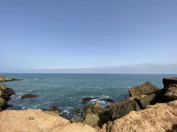 Primo Piano Una Spiaggia Rocciosa Con Paesaggio Marino Skyline Sullo — Foto Stock