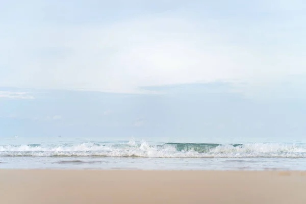 Uma Bela Vista Uma Praia Com Mar Ondulado Sob Céu — Fotografia de Stock