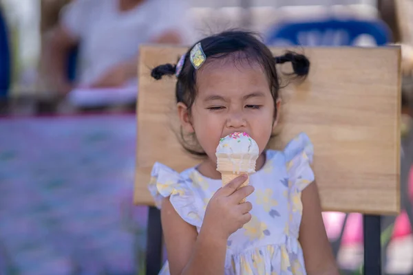 Płytkie Skupienie Słodkie Azji Południowo Wschodniej Dziewczynka Jedząca Lody Stożka — Zdjęcie stockowe