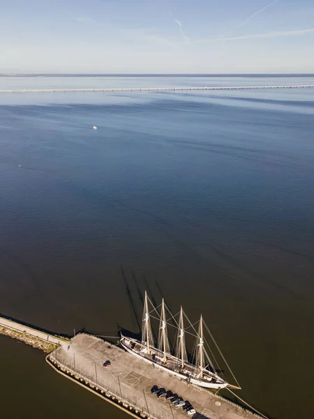 Vertikal Bild Fyrmastad Barque Dockad Vid Hamnen Marina Längs Floden — Stockfoto