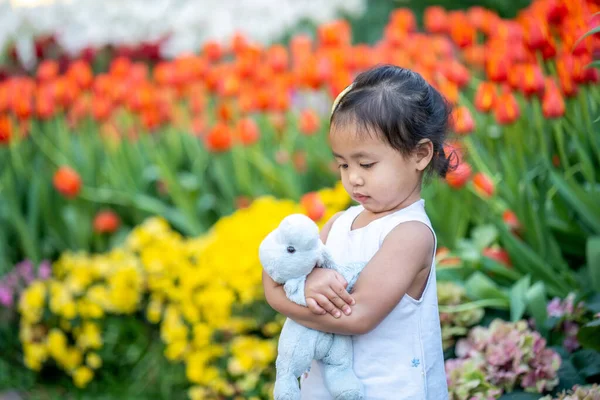 Closeup Shot Southeast Asian Little Girl Park Colorful Bright Flowers — Stock Photo, Image