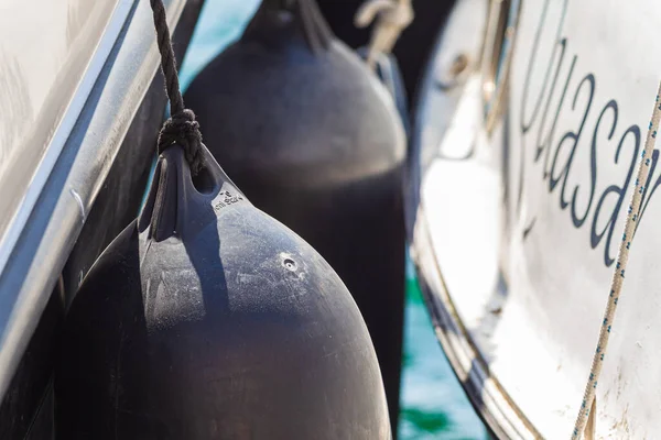 Primer Plano Dos Guardabarros Inflables Marinos Barco Para Protección Día — Foto de Stock