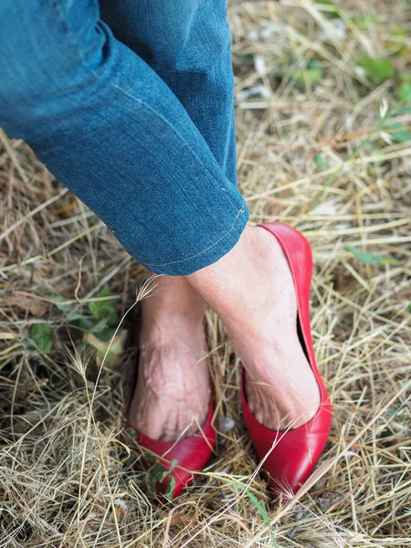Een Verticaal Schot Van Een Vrouw Voeten Dragend Rode Schoenen — Stockfoto