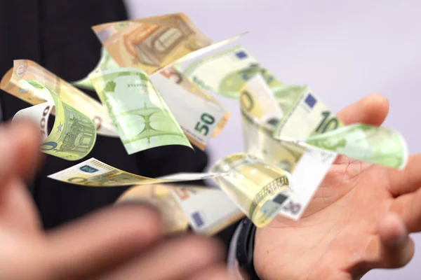 キャッシュフローの3Dレンダリングを扱うビジネスマンユーロ紙幣 — ストック写真