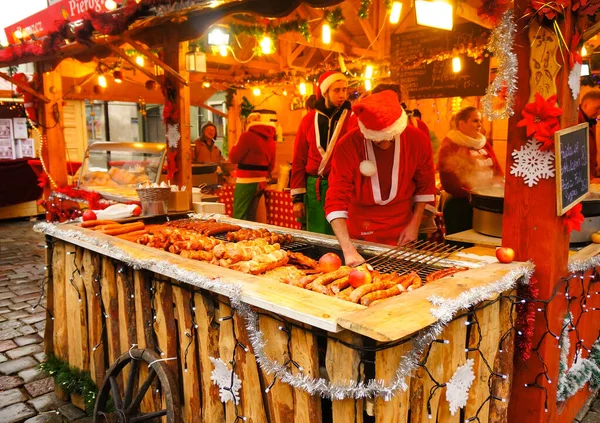 Pozn Polen 2016 Die Als Weihnachtsmann Verkleideten Menschen Verkaufen Grillwürste — Stockfoto