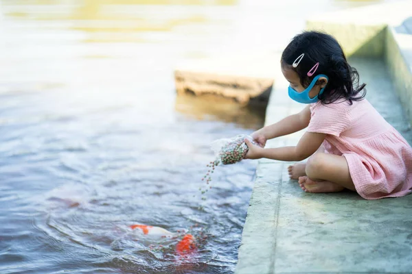 Ein Kleines Thailändisches Mädchen Sitzt Der Nähe Eines Teichs Trägt — Stockfoto