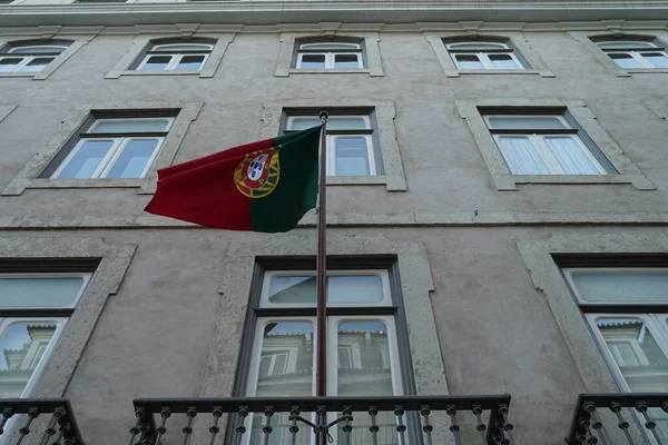 Colpo Angolo Basso Edificio Bianco Con Finestre Una Bandiera Portoghese — Foto Stock