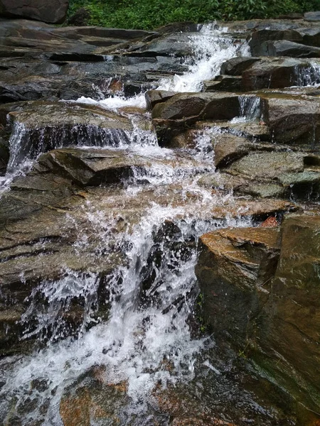 Lindo Tiro Vertical Água Salpicando Uma Cachoeira Rochosa — Fotografia de Stock