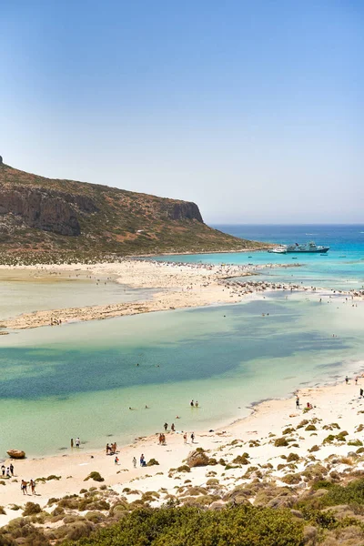 碧绿的海水和悬崖峭壁构成的美丽海滩的垂直景观 Balos — 图库照片