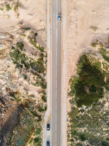 Вертикальный Снимок Узкой Дороги Автомобилями Окружении Красивых Гор Португалии — стоковое фото