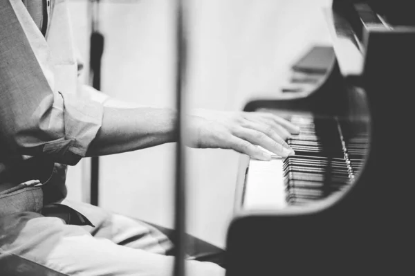 Grayscale Shot Male Elegant Suit Playing Piano — Stock Photo, Image