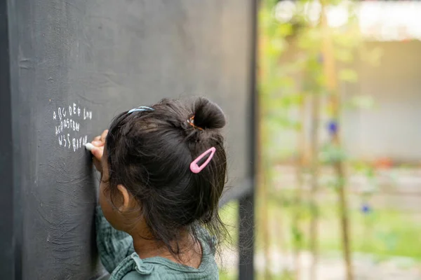 Вид Сзади Милую Маленькую Тайскую Девочку Пишущую Алфавит Доске — стоковое фото