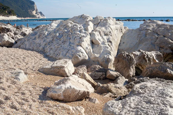 Primer Plano Grandes Rocas Arena Bajo Cielo Soleado Numana Italia — Foto de Stock