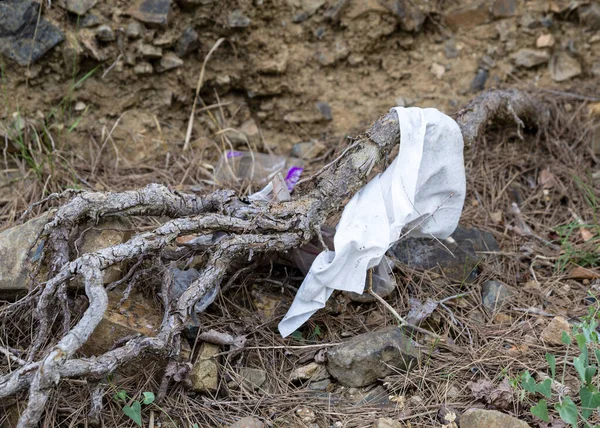 Riudecanyes España 2021 Primer Plano Basura Esparcida Plena Naturaleza Riudecanyes —  Fotos de Stock