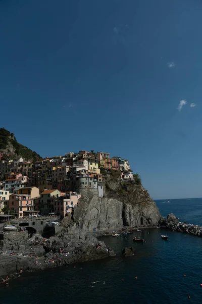 Vertikal Bild Liten Stad Kullen Ovanför Havet Italien — Stockfoto