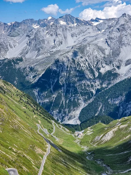 Die Berge Unter Blauem Himmel Der Nähe Der Grünen Felder — Stockfoto